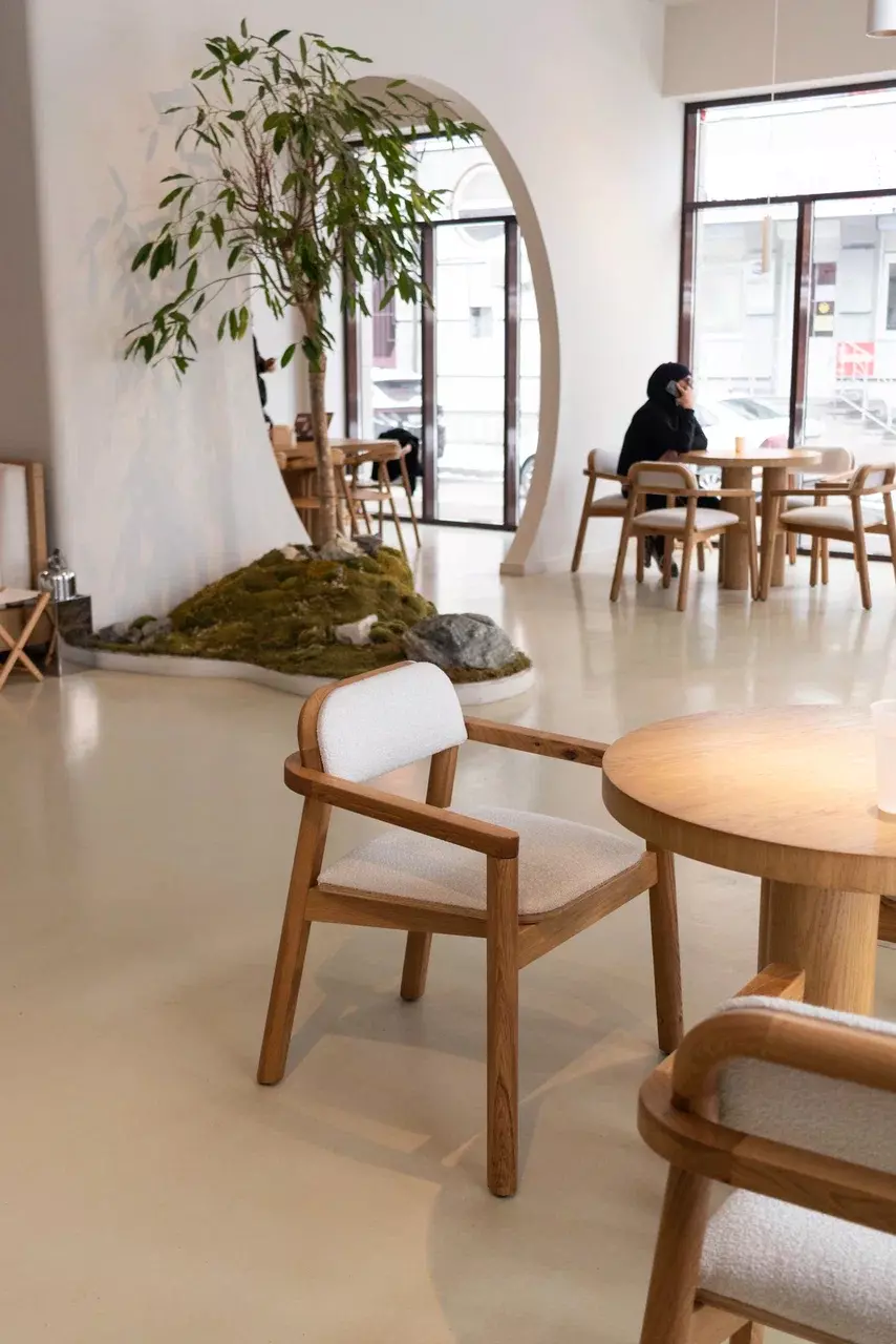 Стул АКЕЛА в светлом интерьере кофейни MIDOV COFFEE во Владикавказе