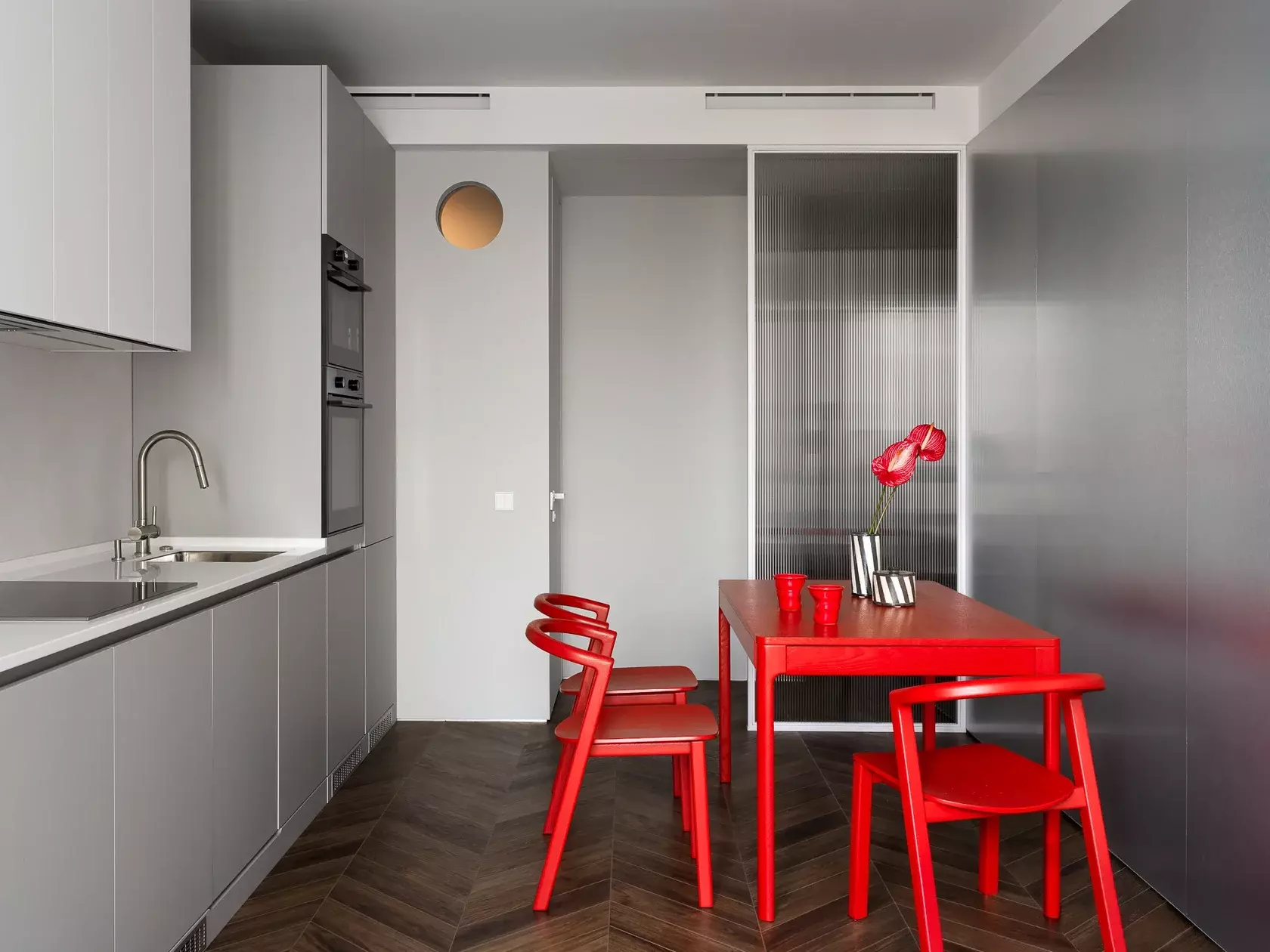 Семейная квартира с красными акцентами, 70 м² — мебель ПОДХОЖУ