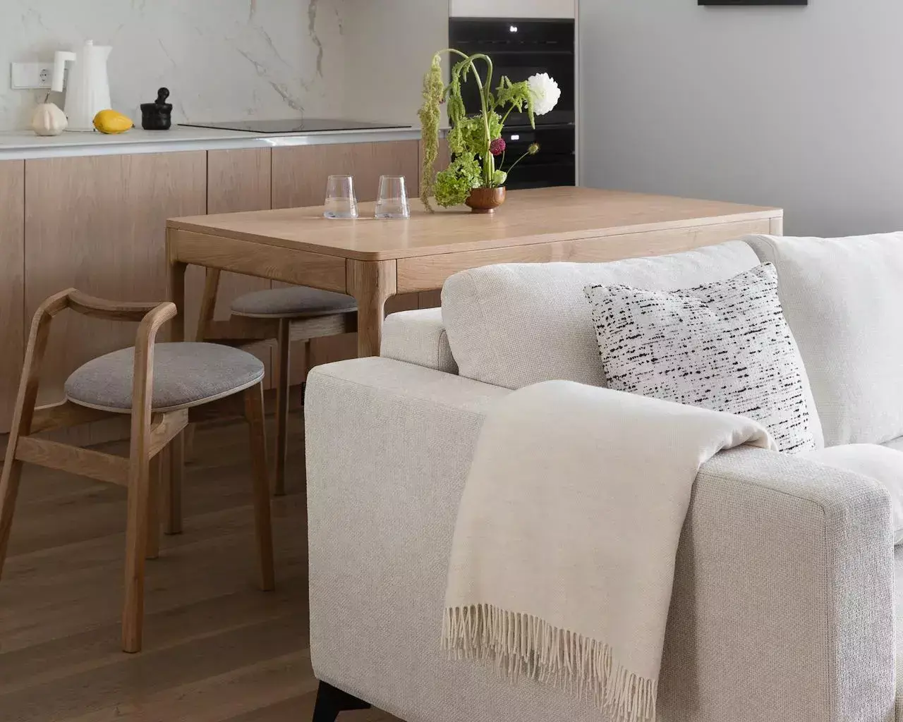 Лаконичная квартира 90 м² в центре Санкт-Петербурга