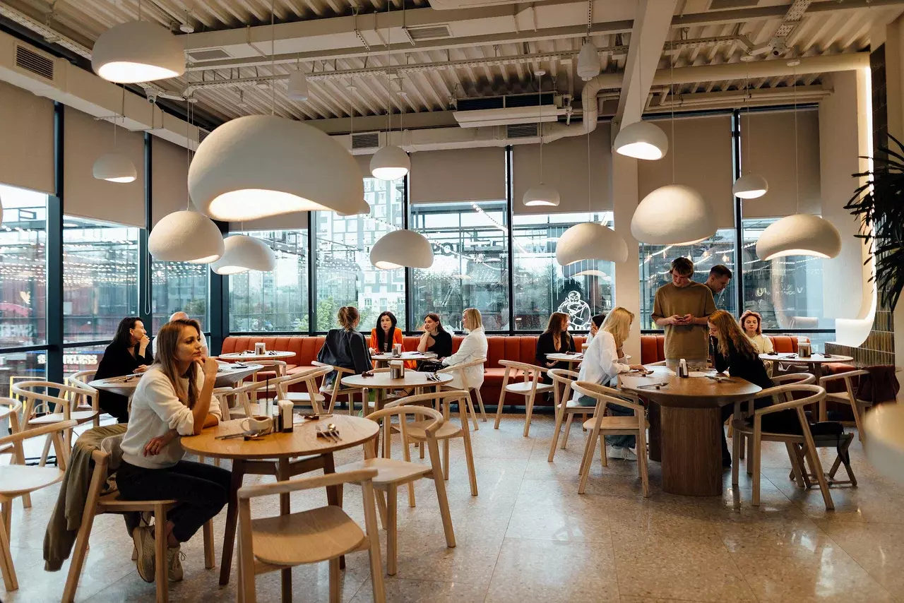 Круглые столы СИНУС и стулья ЭРГО и ЭРГО ЛАЙТ в зале reFrame Coffee в Оренбурге