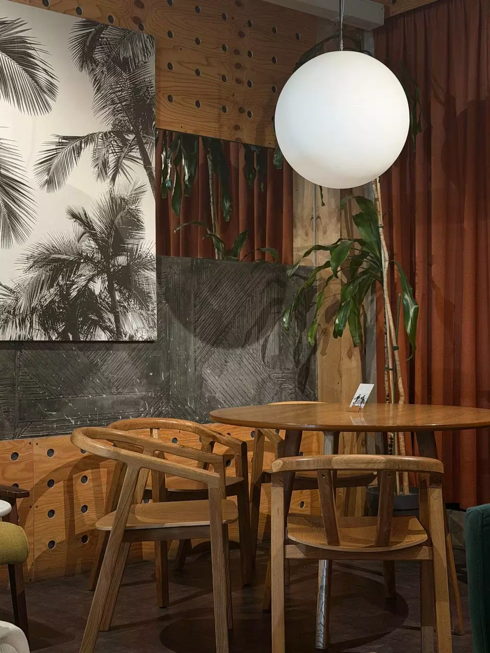Стулья ЭРГО и круглый стол СИНУС в SURF COFFEE × PEOPLE в Кемерове